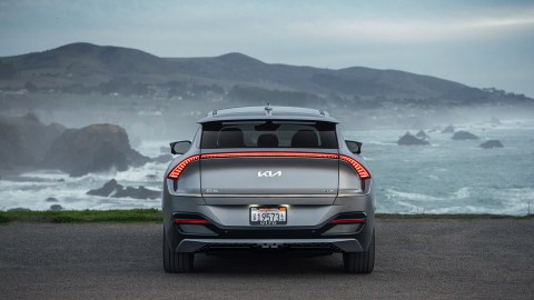 El Kia EV6 es un crossover que puede ser el vehículo de entrada a un auto eléctricos para muchos compradores.