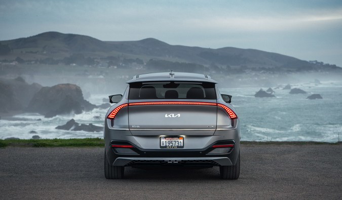 El Kia EV6 es un crossover que puede ser el vehículo de entrada a un auto eléctricos para muchos compradores.