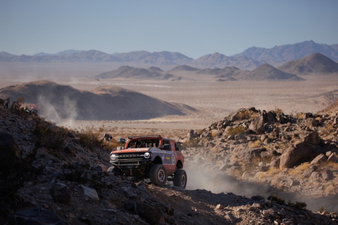 Ford Bronco en carrera todoterreno.