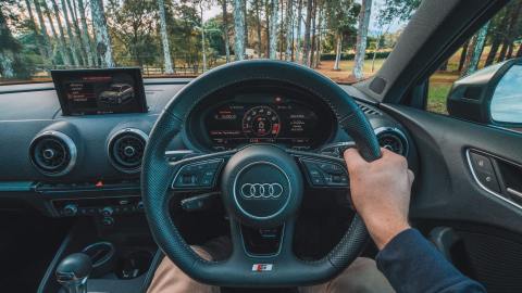 Audi con cruise control.