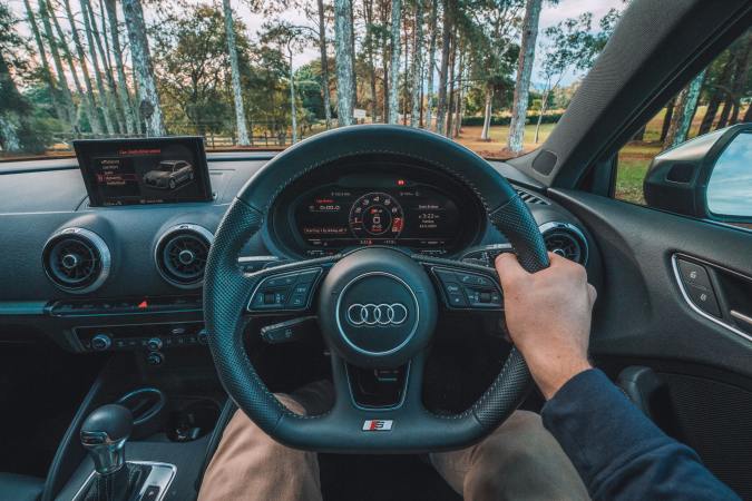 Audi con cruise control.