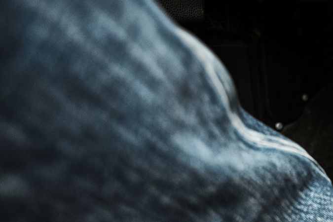 Pisando el pedal del freno.