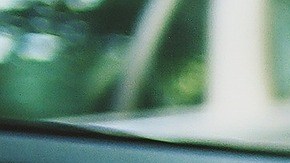 Foto de la mano de una persona sobre el volante de un auto