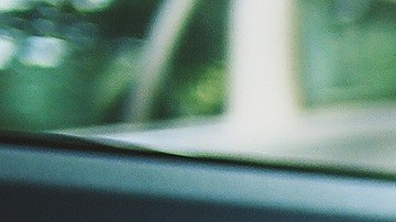 Foto de la mano de una persona sobre el volante de un auto