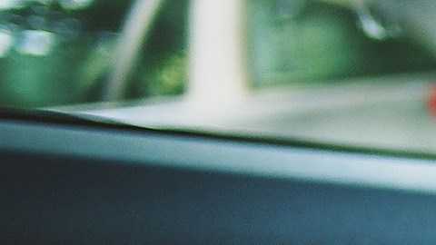 Foto de la mano de una persona sobre el volante de un auto
