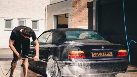 Persona lavando un auto