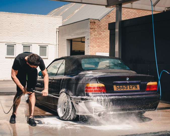 Persona lavando un auto