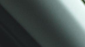 Foto de la mano de una persona sobre el volante