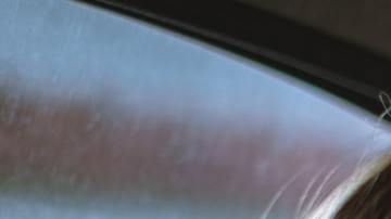 Foto de una mujer conduciendo un auto