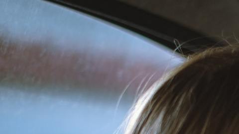 Foto de una mujer conduciendo un auto