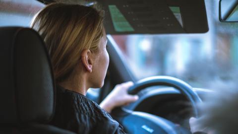 Foto de una mujer conduciendo un auto