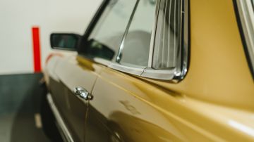 auto con pintura dorada