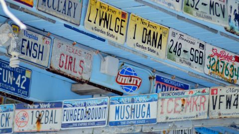 Foto de varias placas de matrícula estadounidenses