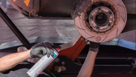 Mecánico reparando frenos de autos.