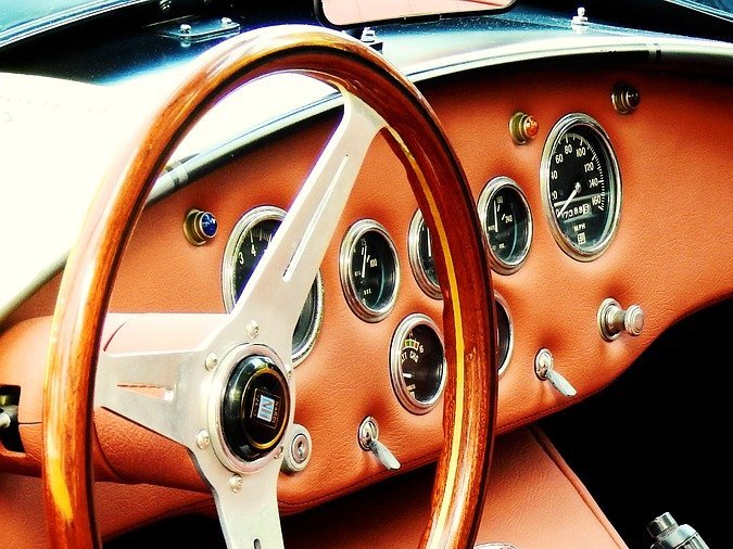 Auto con freno de mano activado