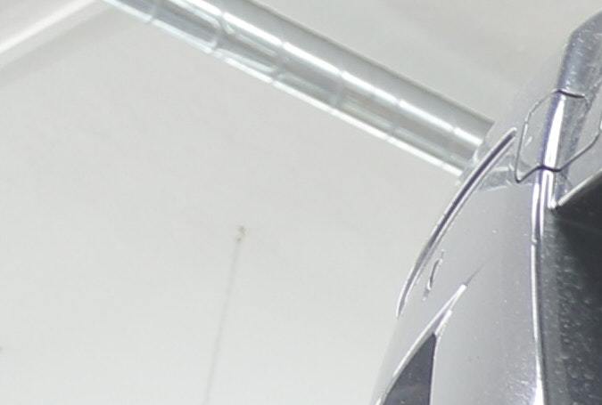 Revisando el catalítico del auto.