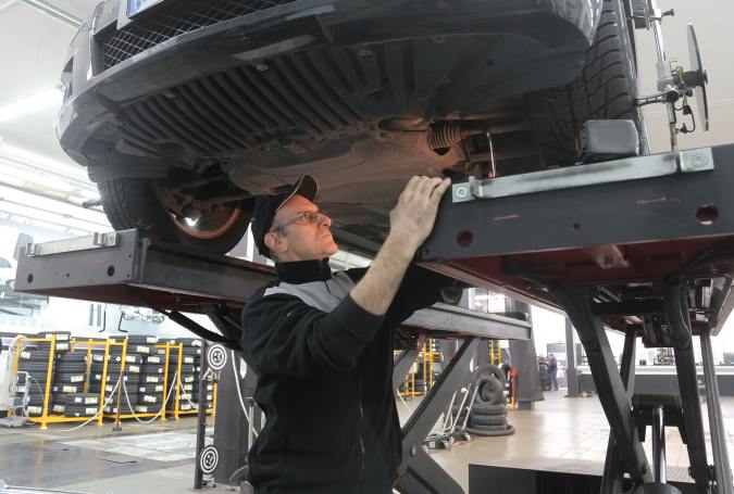 Revisando el catalítico del auto.