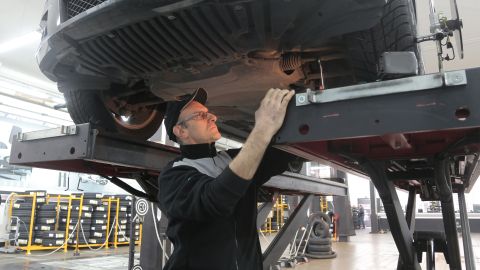 Revisando el catalítico del auto.