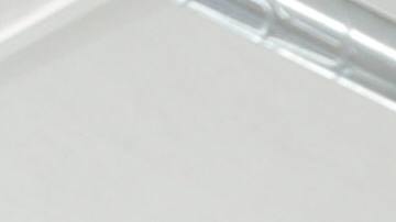 Mecánico arreglando un auto.