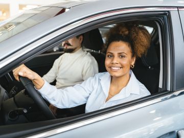 Foto de una mujer conduciendo un auto