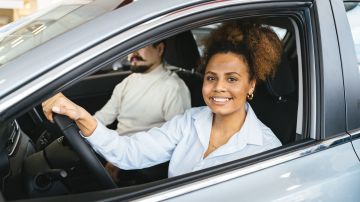Foto de una mujer conduciendo un auto