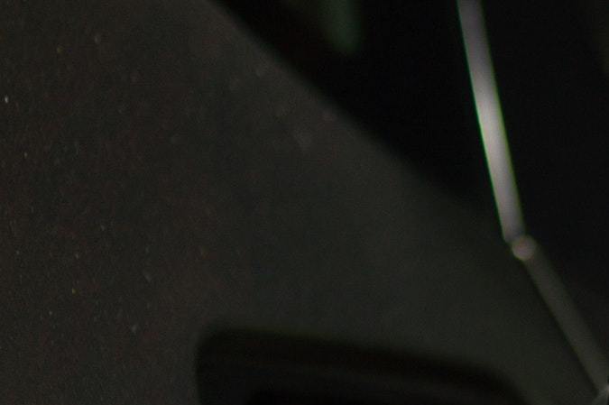 Foto de la mano de una persona poniendo gasolina en una estación