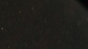 Foto de la mano de una persona poniendo gasolina en una estación