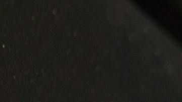 Foto de la mano de una persona poniendo gasolina en una estación