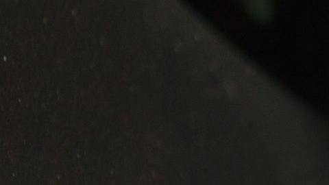 Foto de la mano de una persona poniendo gasolina en una estación