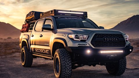 Toyota Tacoma con barras de luz LED.