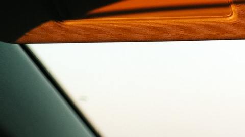 Foto del interior de un auto con una persona conduciendo