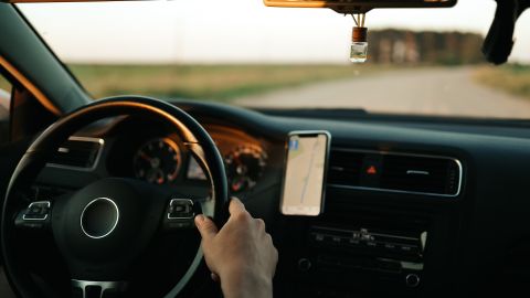 Foto del interior de un auto con una persona conduciendo