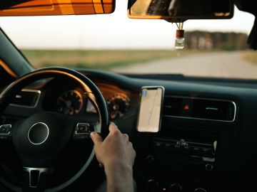 Foto del interior de un auto con una persona conduciendo