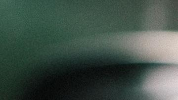 Foto de la mano de una persona sobre el volante de un auto mostrando el tablero de fondo