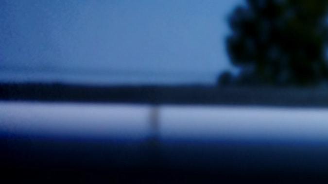 Mercedes-Benz con luces prendidas.