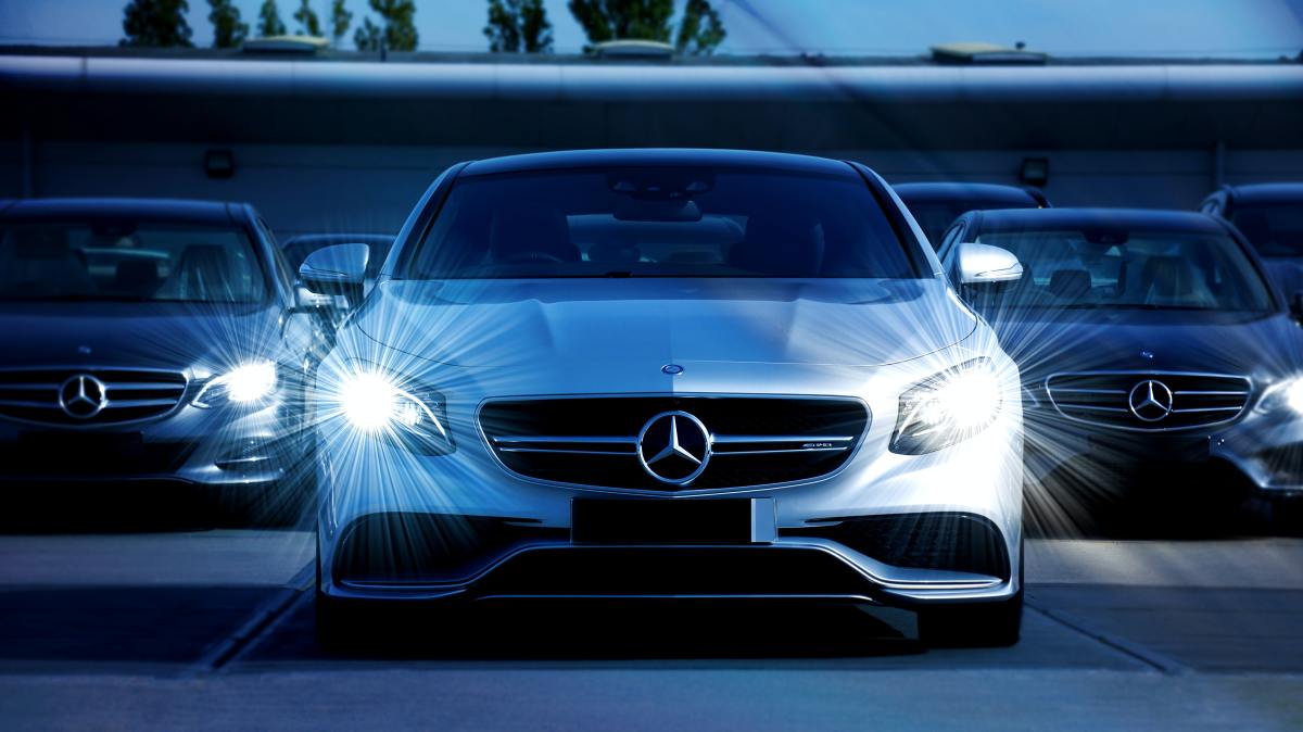 Mercedes-Benz con luces prendidas.