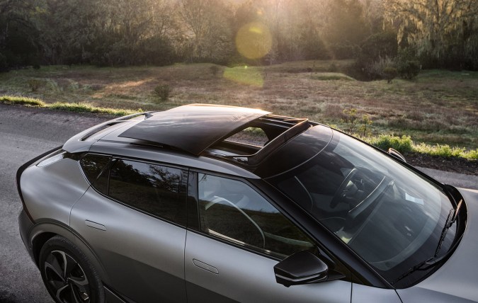 El quemacocos o sunroof no ocupa todo el techo del Kia EV6.