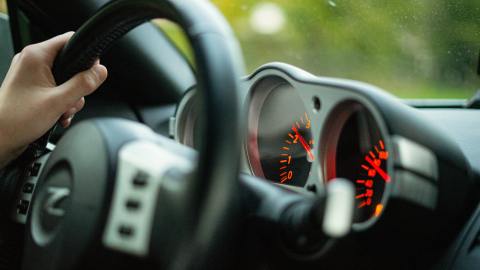 por que vibra el volante