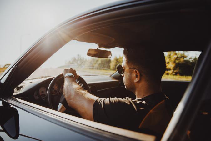 Persona manejando un auto
