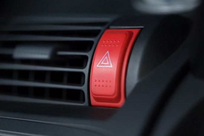 como usar las luces de emergencia del auto