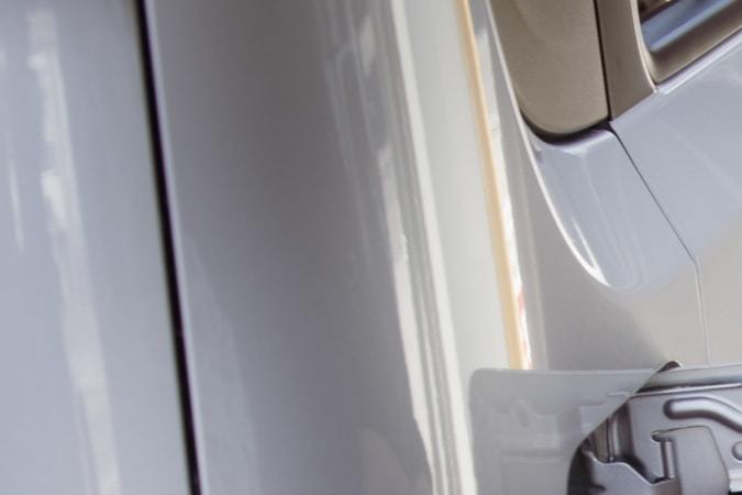 Foto de una persona llenando el tanque de gasolina