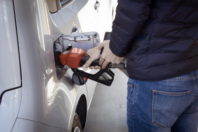 Foto de una persona llenando el tanque de gasolina