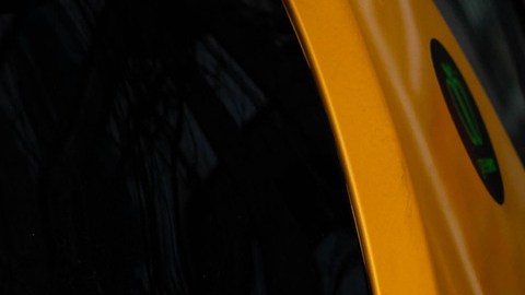 Foro de varios taxis amarillos en fila