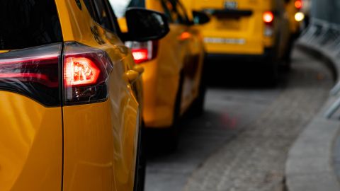 Foro de varios taxis amarillos en fila