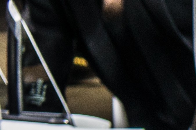 Auto con el cofre abierto.