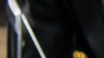 Auto con el cofre abierto.