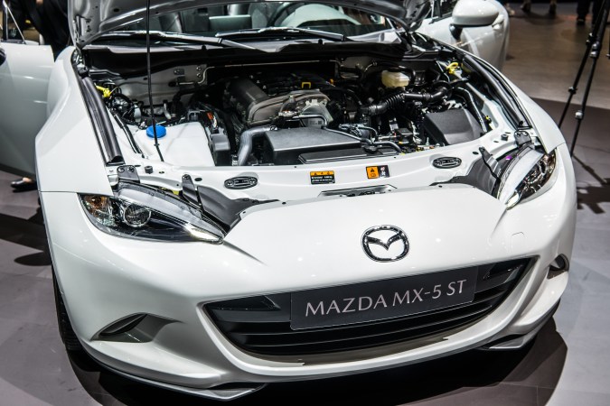 Auto con el cofre abierto.