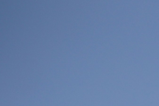 Policía con pistola de radar mide limite de velocidades