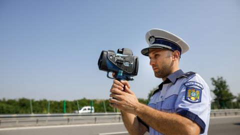 Policía con pistola de radar