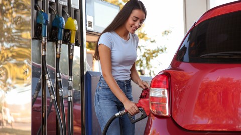 Poniendo gasolina en auto.